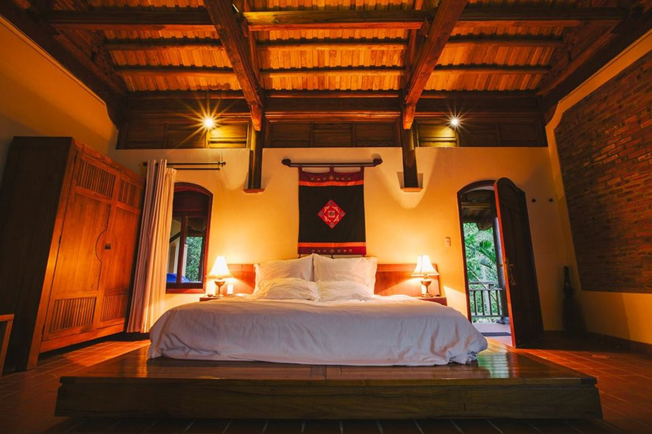 Không gian sinh hoạt chung rộng lớn trong phòng Duplex tại Emeralda Ninh Bình