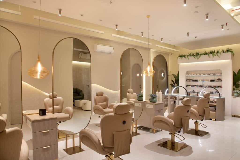 Không gian spa hiện đại với khu vực nail và ghế massage