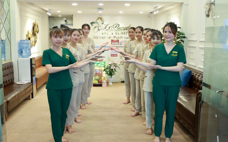 Không gian spa sang trọng và thư giãn, đội ngũ chuyên viên chăm sóc da mặt tận tâm