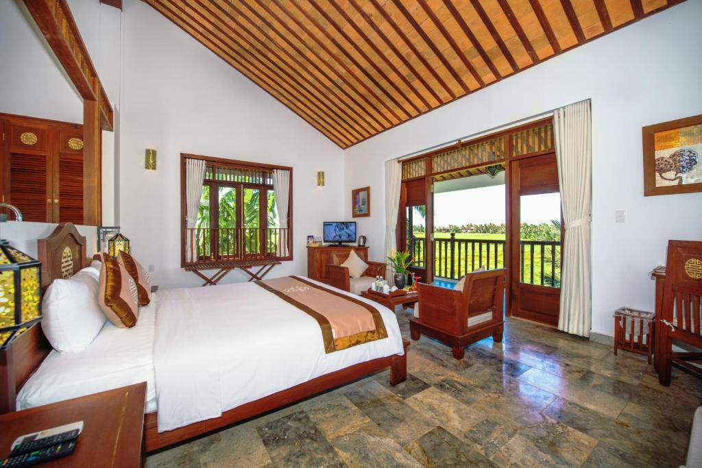 Không gian villa với ban công nhìn ra vườn tại Hội An Ancient House Village Resort &amp; Spa