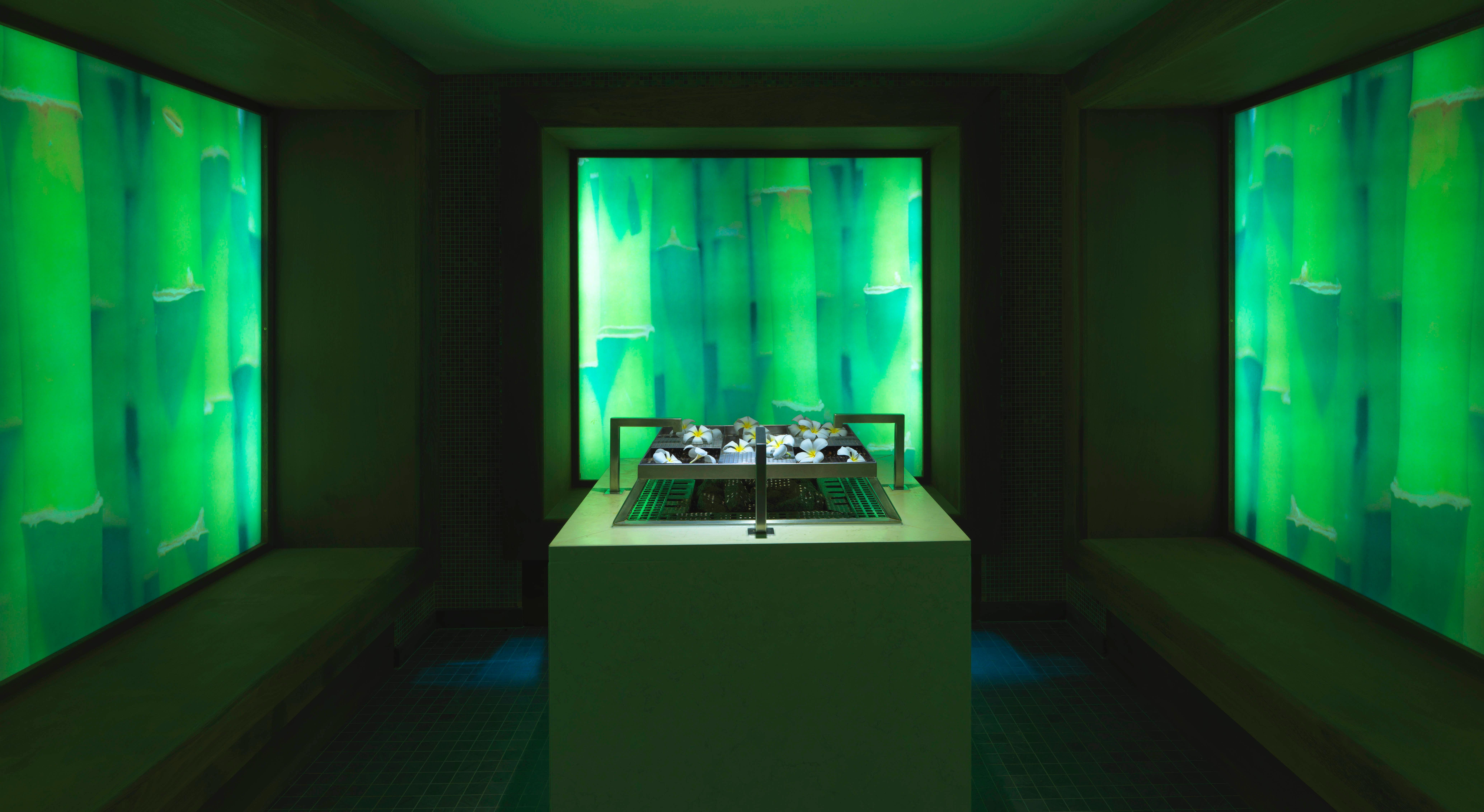 Khu nghỉ dưỡng Anantara Dubai The Palm Resort &amp; Spa lung linh về đêm với ánh đèn