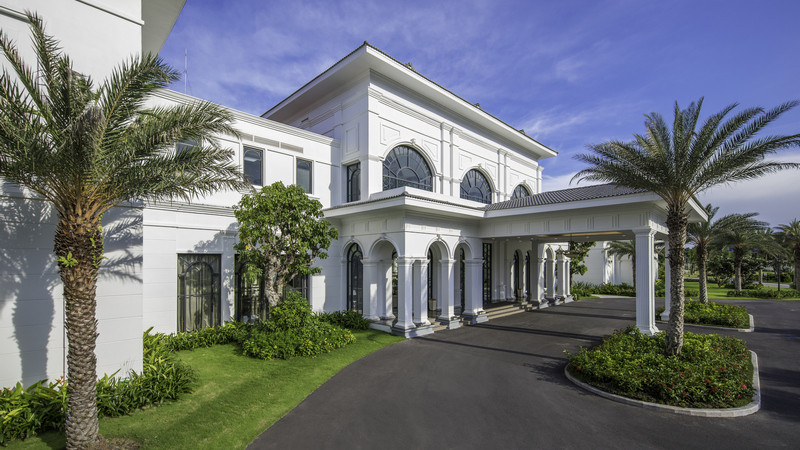 Khu nghỉ dưỡng Vinpearl Resort & Spa Long Beach từ trên cao với các biệt thự sang trọng và bể bơi