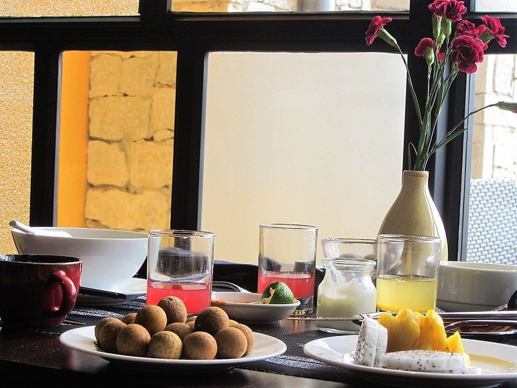 Khu vực ăn sáng buffet tại Aira Boutique Sapa Hotel &amp; Spa với không gian ấm cúng và đầy đủ ánh sáng