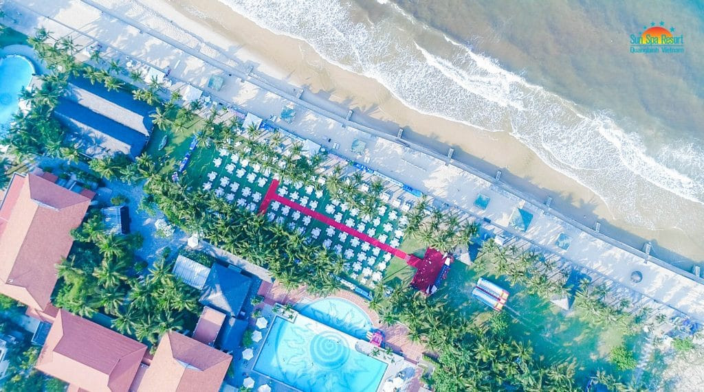 Khu vực bãi biển riêng tại Sun Spa Resort Quảng Bình sẵn sàng cho các buổi tiệc ngoài trời sôi động.
