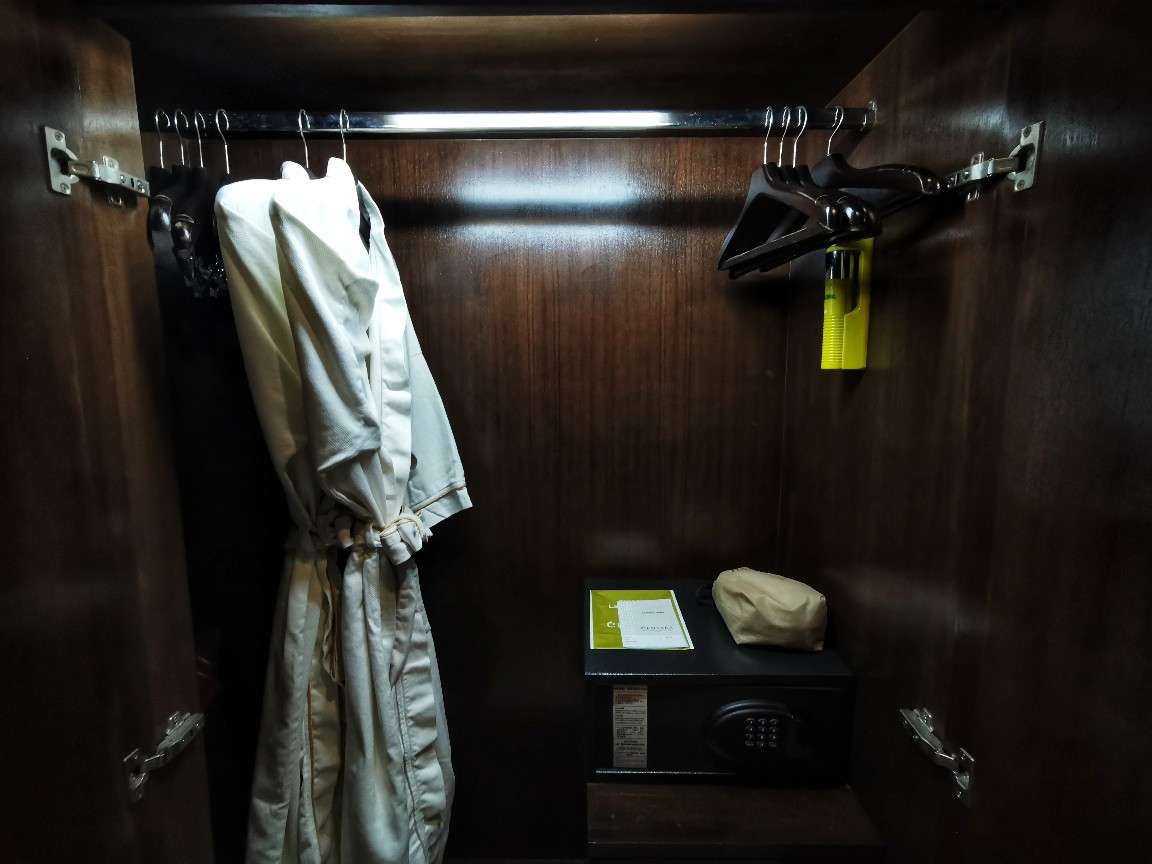 Khu vực bàn làm việc và TV màn hình phẳng trong phòng