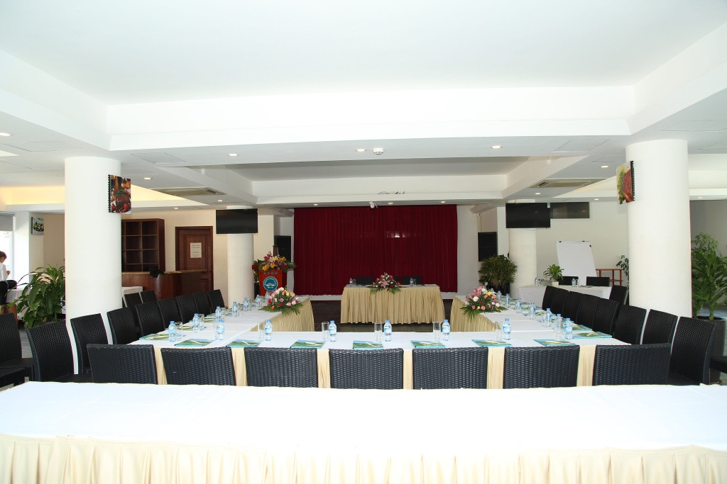 Khu vực bể bơi ba tầng của Sandunes Beach Resort &amp; Spa Mũi Né nhìn ra biển