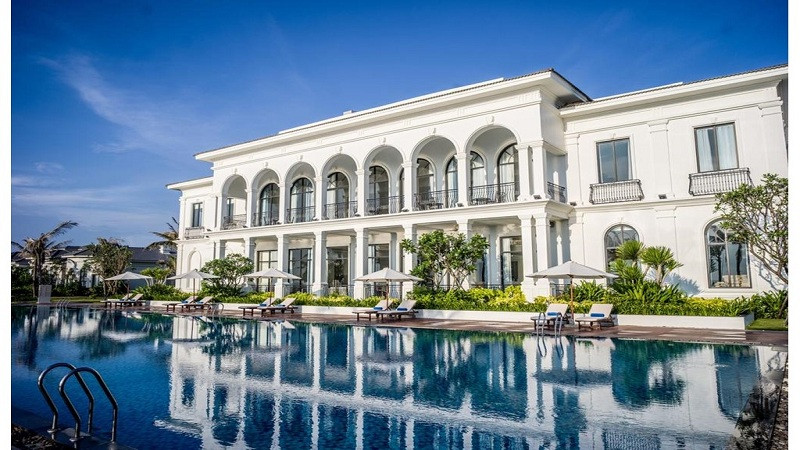 Khu vực lễ tân hoặc sảnh chính của Vinpearl Resort &amp; Spa Long Beach với nội thất sang trọng