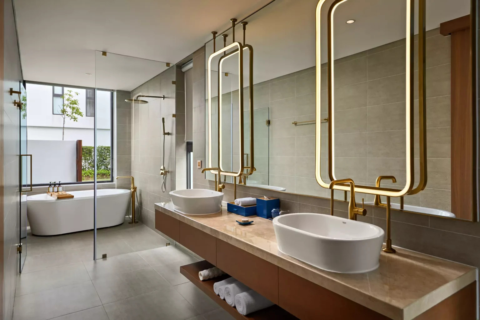 Khu vực lounge thư giãn nhìn ra biển tại Hoi An Royal Beachfront Villas, một lựa chọn hàng đầu trong top 10 spa Hội An