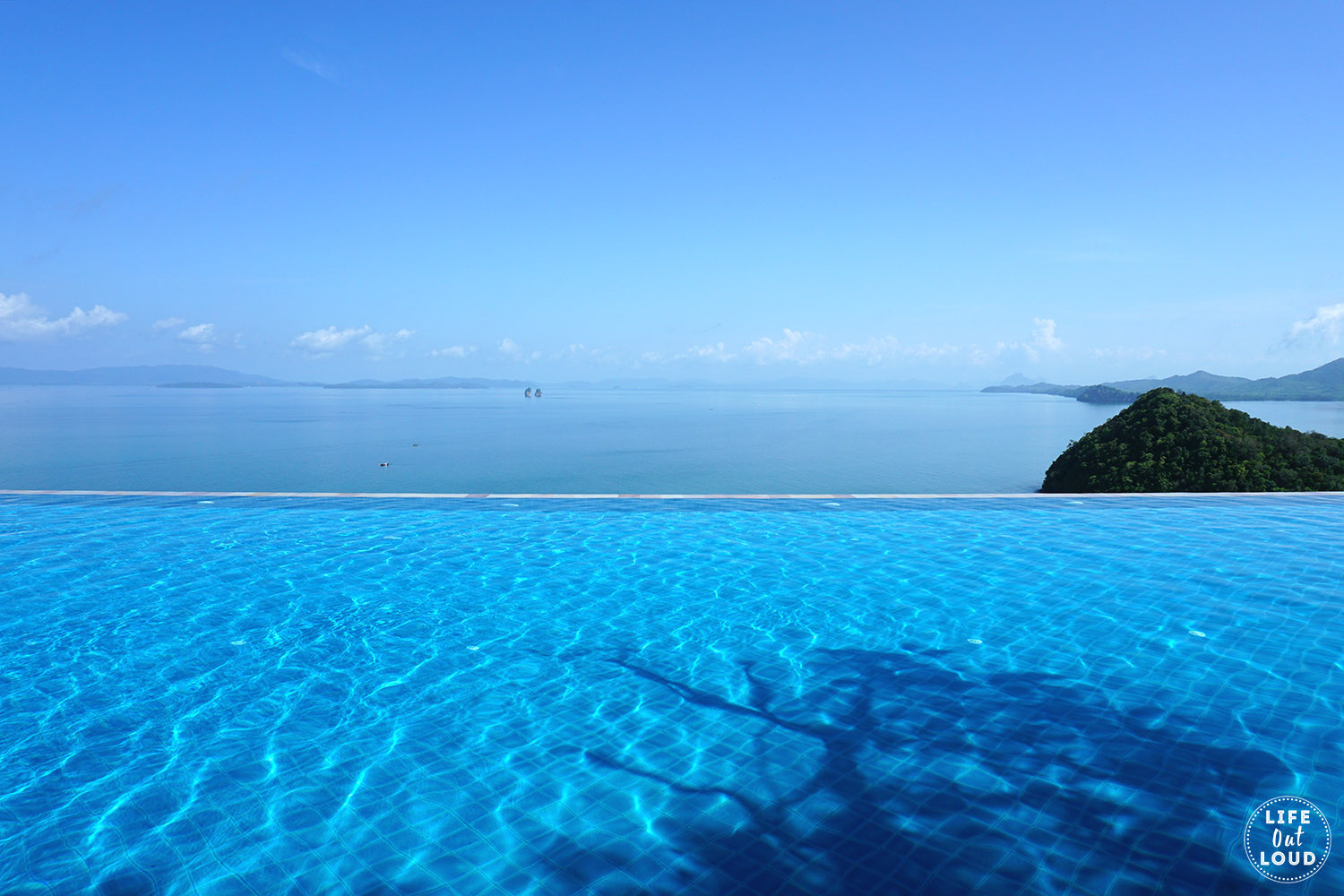 Khu vực massage ngoài trời với tầm nhìn ra biển tại Saaitara, Santhiya Koh Yao Yai