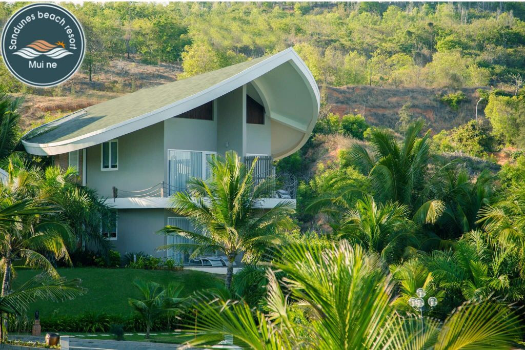 Khu vực nhà hàng Sandunes Beach Resort &amp; Spa Mũi Né với không gian mở và tầm nhìn xanh mát