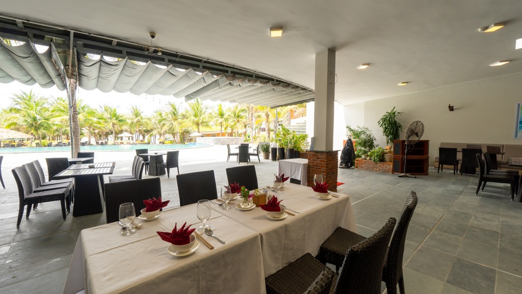 Khu vực nhà hàng và hồ bơi của Sandunes Beach Resort &amp; Spa Mũi Né nhìn ra biển