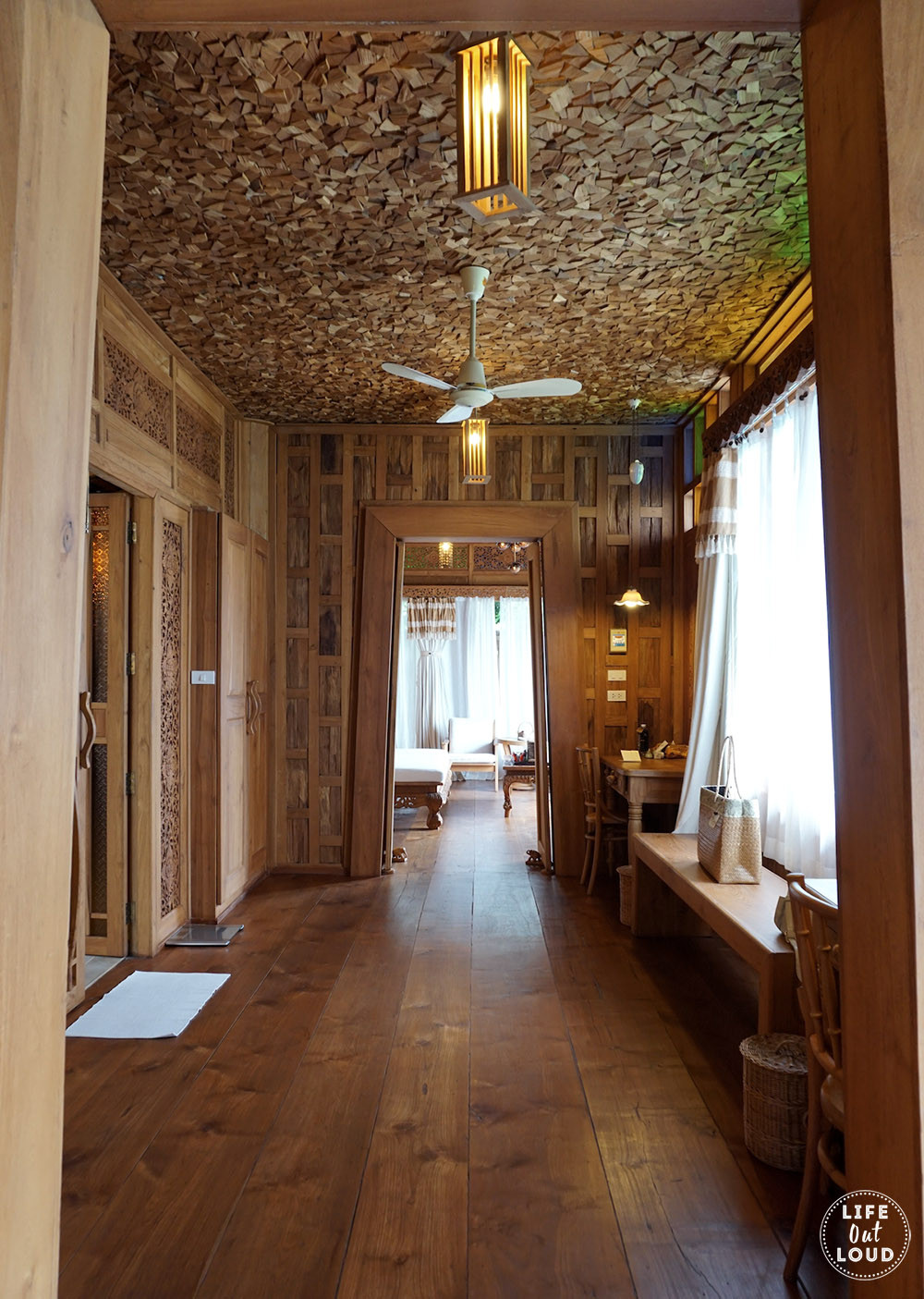 Khu vực thư giãn ấm cúng trong biệt thự Santhiya Koh Yao Yai Resort &amp; Spa, lý tưởng cho các cặp đôi