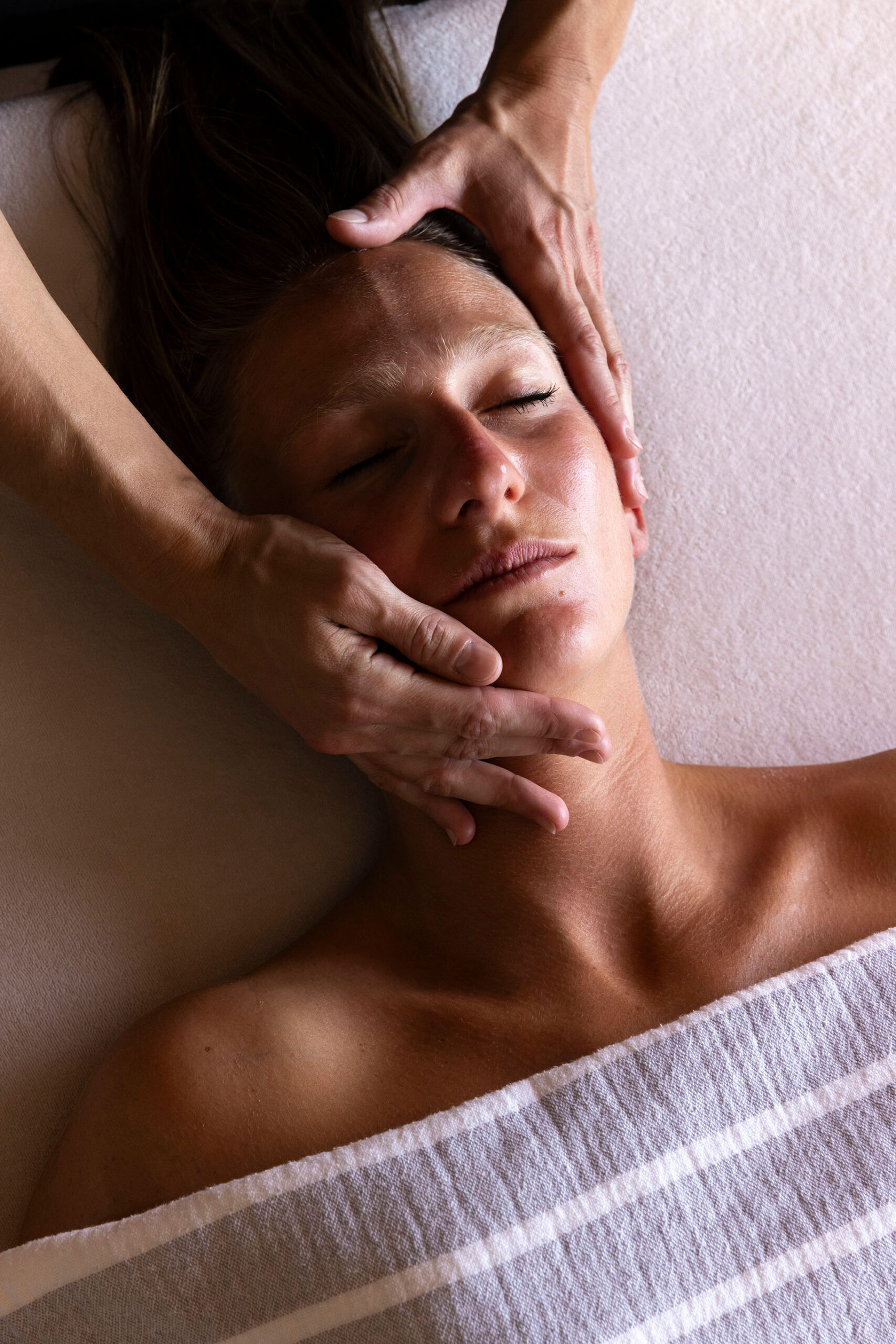 Khu vực thư giãn với ghế dài thoải mái tại Hotel Spa Alpes d'Huez