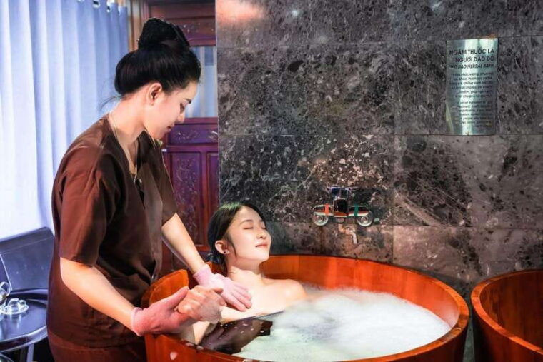 Khu vực tư vấn khách hàng hoặc quầy thông tin tại Cham Spa &amp; Massage Đà Nẵng, nơi giải đáp các thắc mắc phổ biến
