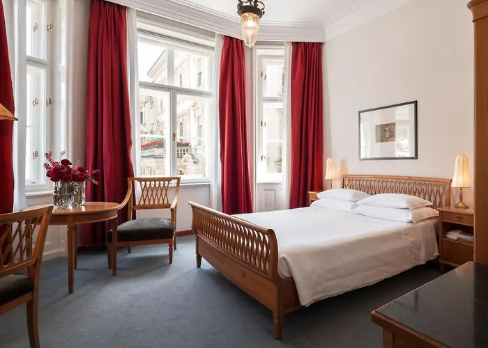 Khu vườn và hồ bơi Parkhotel Laurin