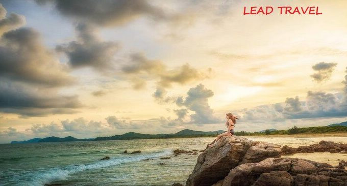 Khung cảnh bãi biển hoang sơ và các hoạt động giải trí tại đảo Quan Lạn, gần Minh Châu Pearl Hotel &amp; Spa