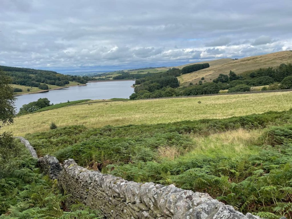 Khung cảnh hồ chứa Errwood từ phía xa, một điểm đến tuyệt đẹp gần các khách sạn spa