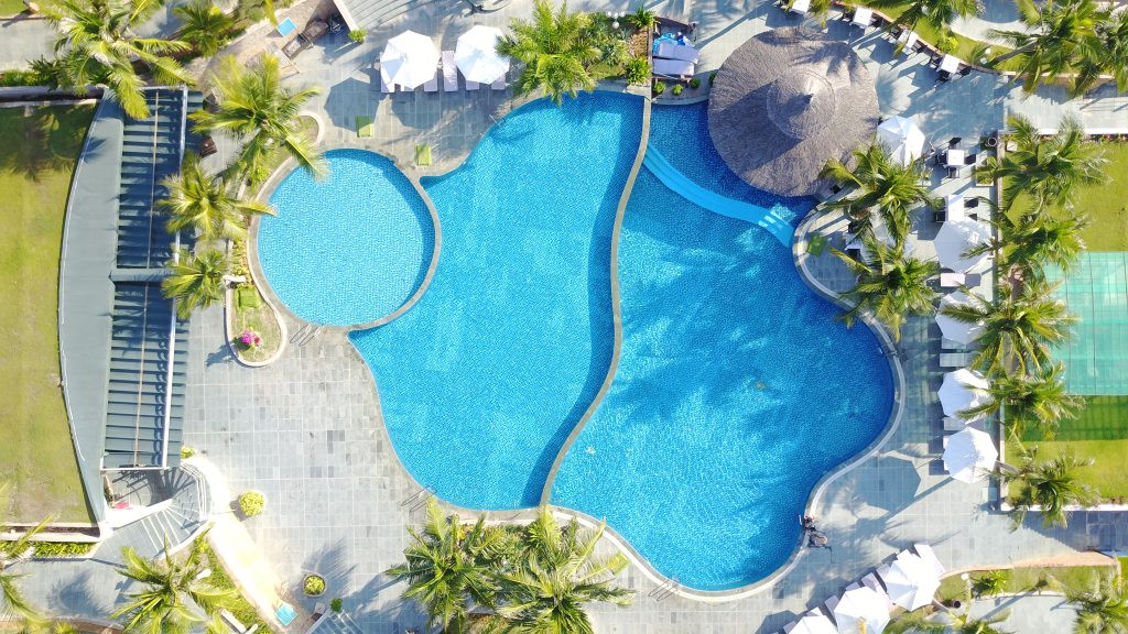 Khung cảnh nghỉ dưỡng tại Sandunes Beach Resort &amp; Spa Mũi Né với hồ bơi và các bungalow