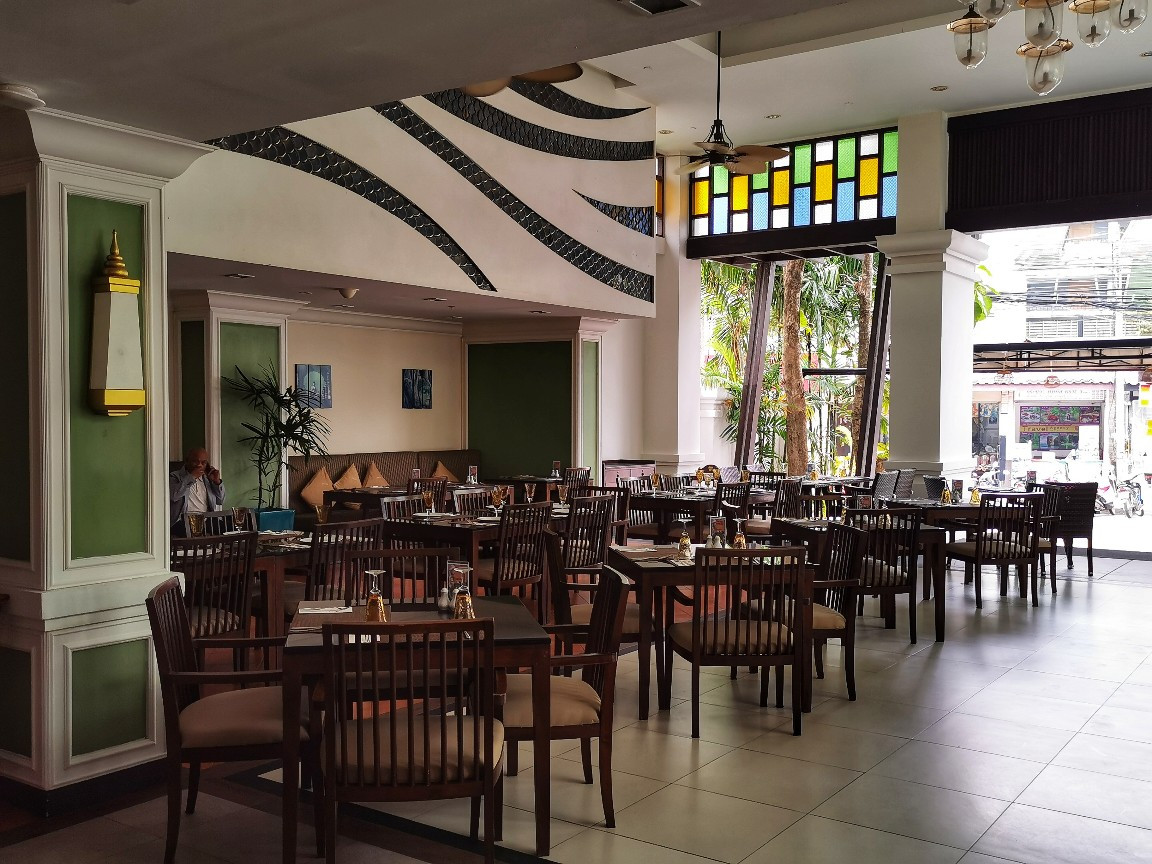 Khung cảnh Palm Court restaurant nơi phục vụ ẩm thực đa dạng