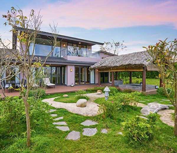 Kiến trúc biệt thự Rikyu Villa độc đáo tại Mỹ An Onsen Spa Resort, hài hòa với thiên nhiên xanh mát.
