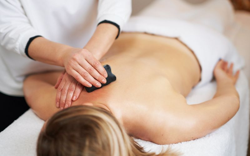 Kỹ thuật viên spa rèn luyện massage toàn thân chuyên nghiệp