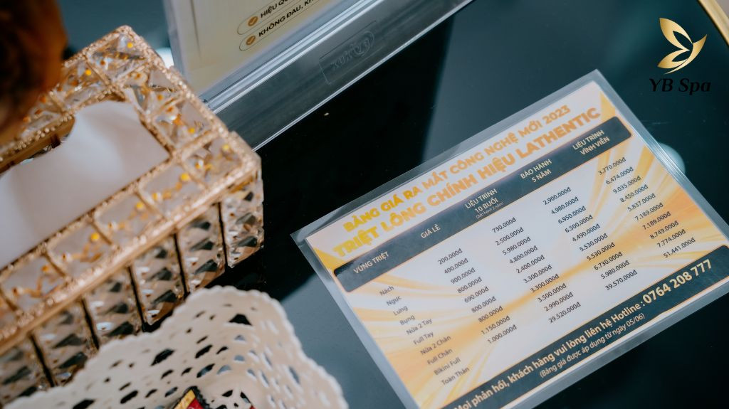 Kỹ thuật viên thực hiện triệt lông nách bằng công nghệ laser tại spa