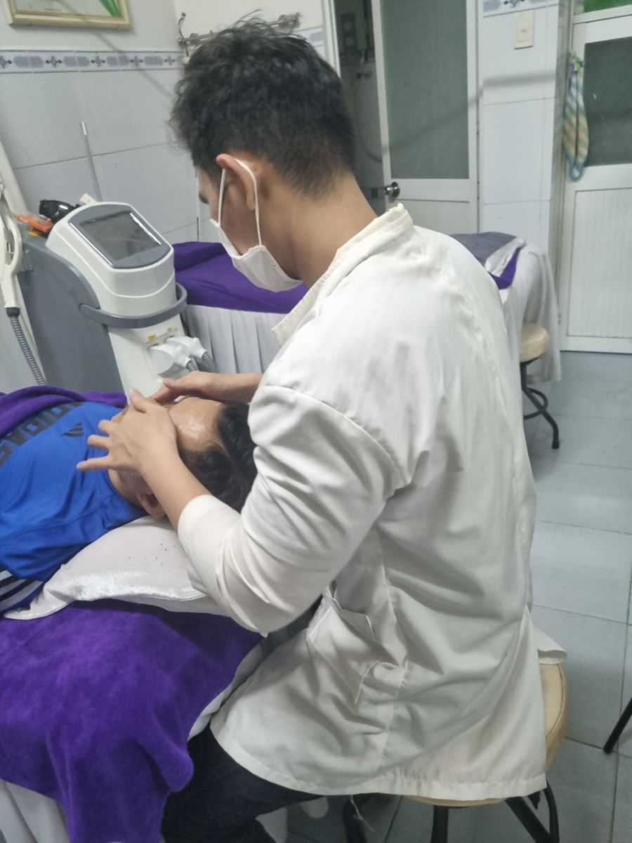 Làm trắng da mặt chuyên sâu cho nam giới tại Clair Center