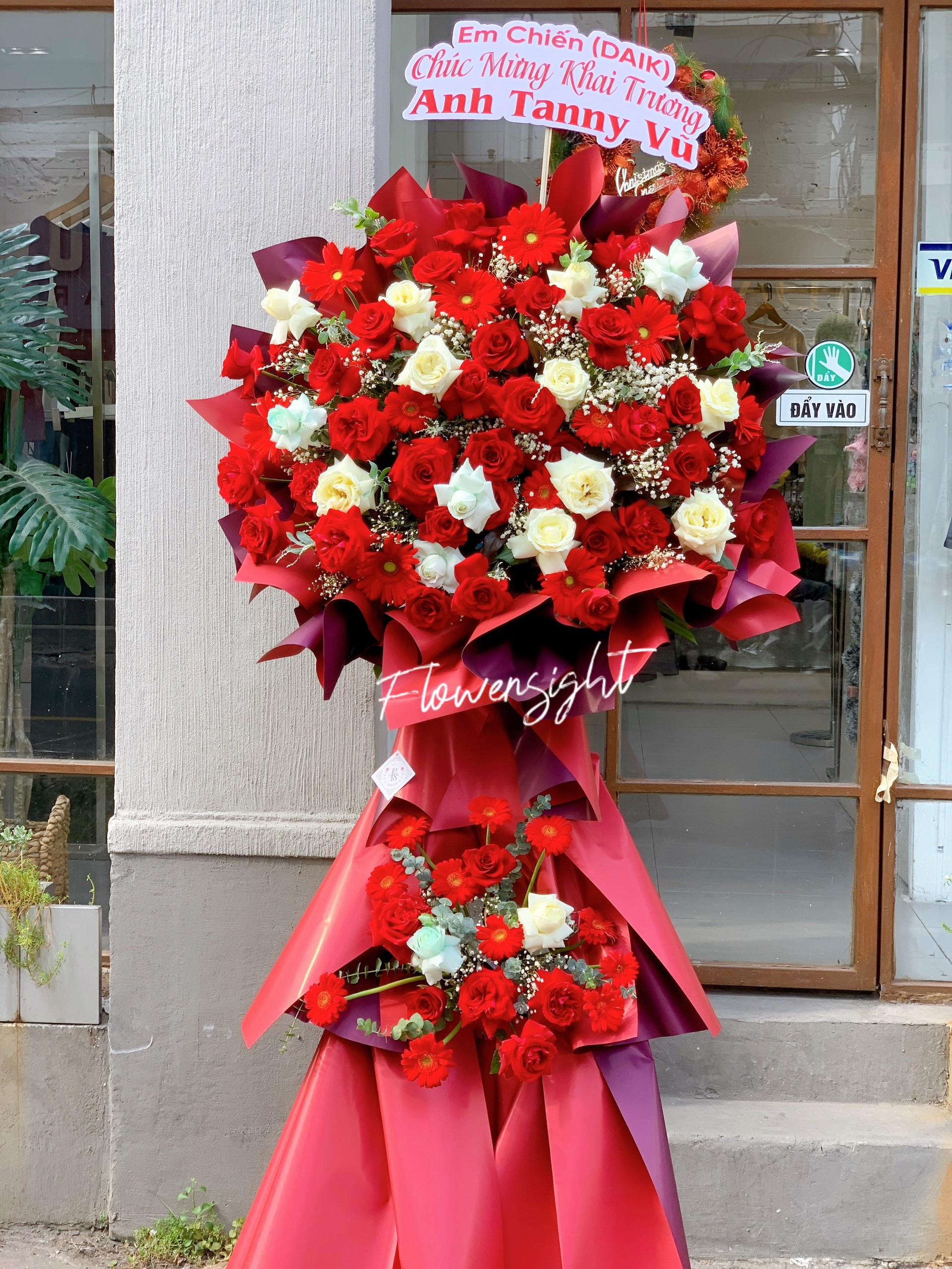 Lẵng hoa tặng khai trương spa màu đỏ rực rỡ, tượng trưng may mắn