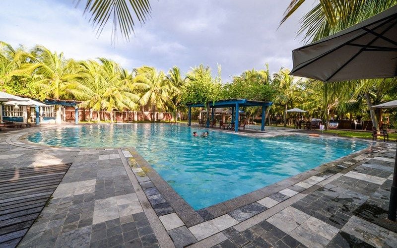 Khách sạn Le Belhamy Hoi An Resort and Spa nhìn từ bên ngoài với không gian xanh