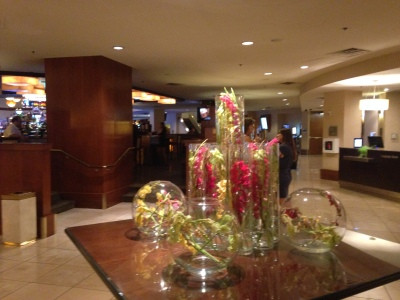 Lễ tân The Westin Las Vegas với thiết kế hiện đại, sạch sẽ