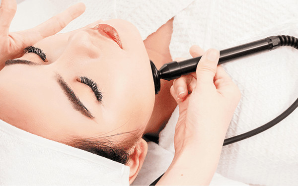 Liệu pháp trẻ hóa và căng bóng da mặt tại spa