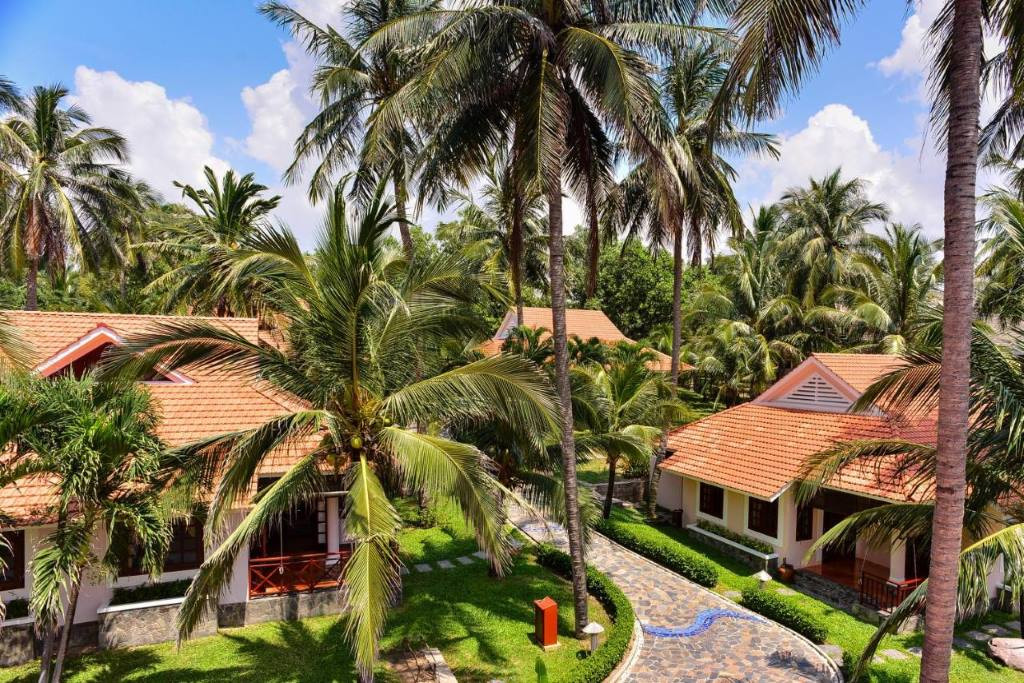 Lối đi xanh mát tại Phú Hải Beach Resort &amp; Spa