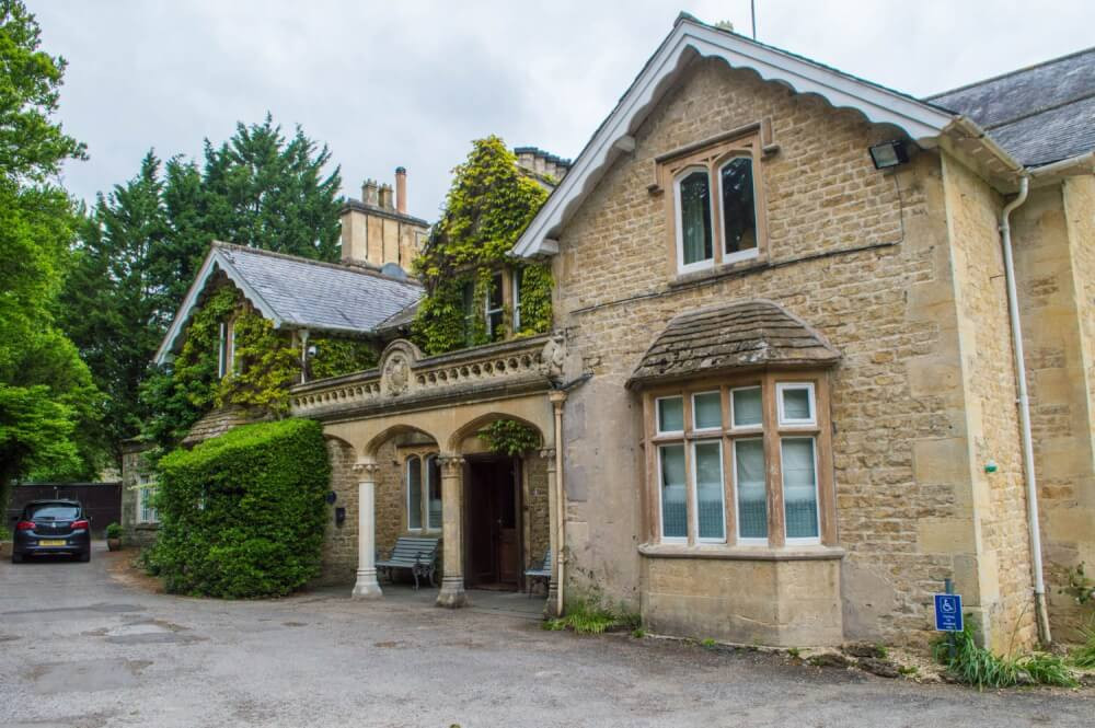 Lối vào ấn tượng và mặt tiền lịch sử của Homewood Park Hotel and Spa, chào đón du khách.