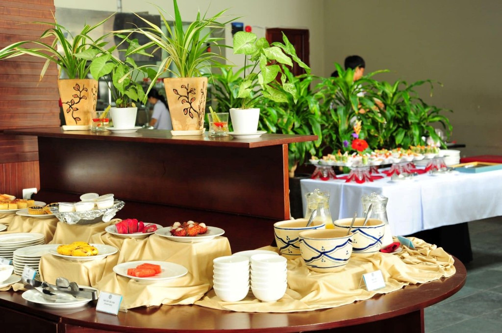 Lối vào Sandunes Beach Resort & Spa Mũi Né với hồ bơi vô cực và hàng dừa xanh