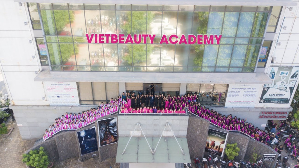 Lớp học thực hành chăm sóc da tại Vietbeauty Academy, trung tâm dạy nghề spa lâu năm