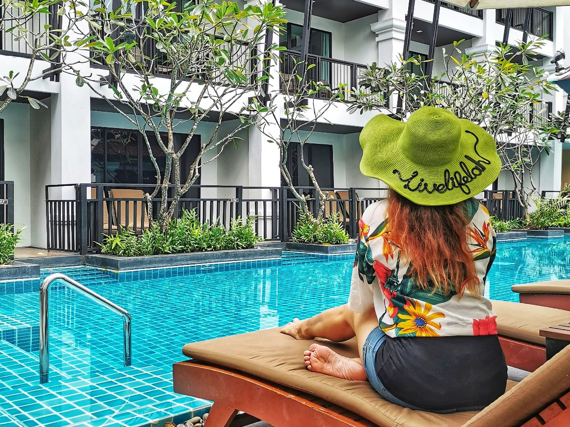 Ly Butterfly Pea Coconut Perrier mát lạnh tại Centara Anda Dhevi