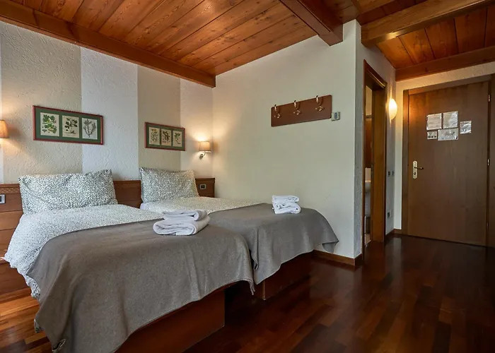 Mặt tiền khách sạn Walser Courmayeur với kiến trúc truyền thống và vẻ đẹp núi non