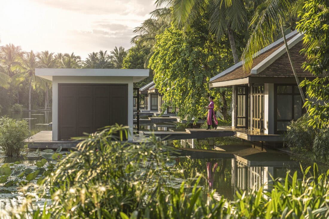 Mặt tiền spa được chia thành các khu vực màu sắc riêng biệt, độc đáo