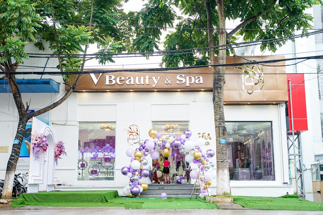 Mặt tiền spa kết hợp hài hòa vật liệu gỗ tự nhiên và đá ốp tường