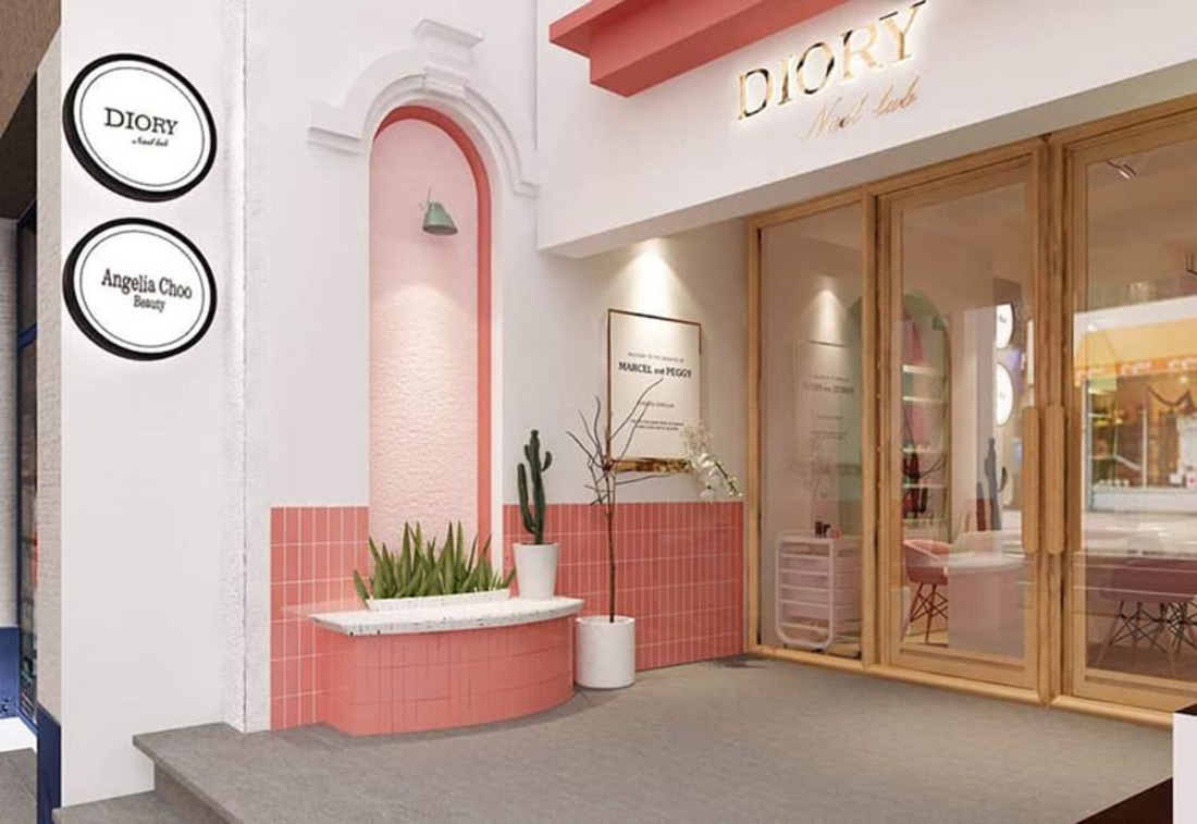 Mặt tiền spa với tông màu hồng chủ đạo và thiết kế mềm mại