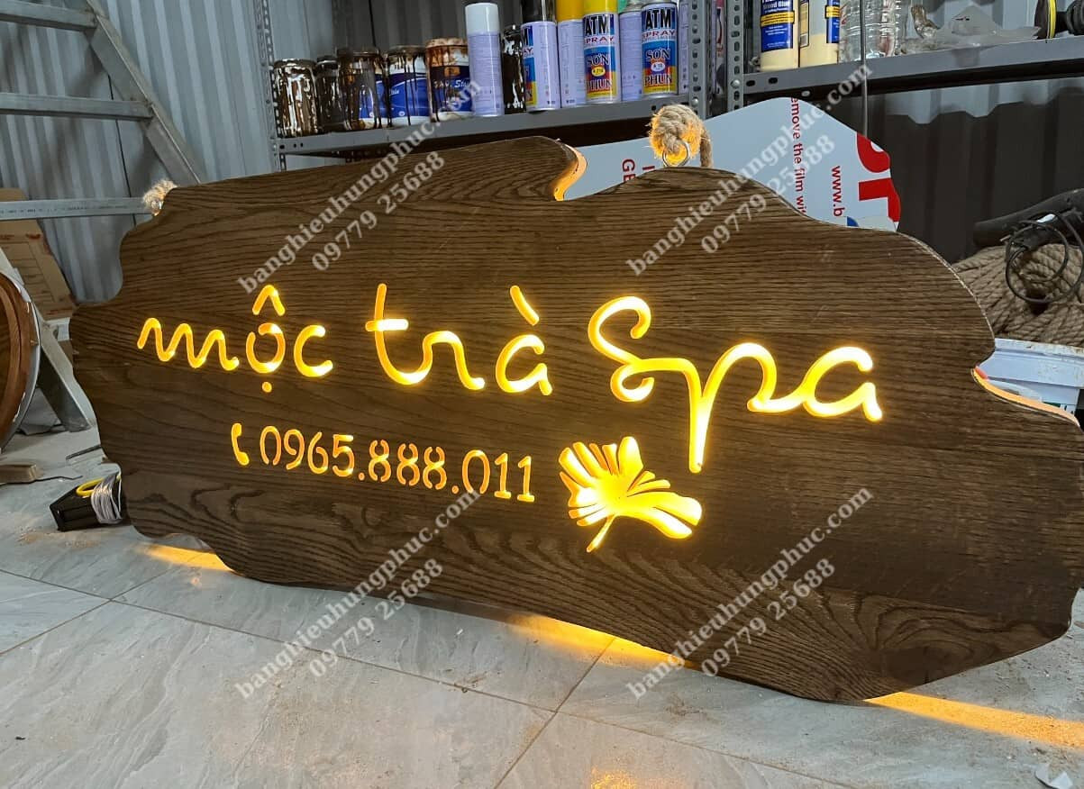Mẫu bảng hiệu spa đẹp bằng gỗ, chữ nổi và đèn led vàng hắt sáng