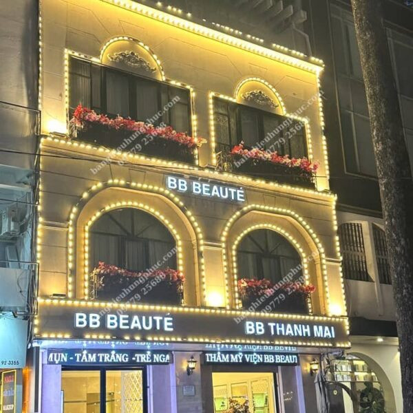 Mẫu bảng hiệu spa đẹp biển quảng cáo bạt hiflex căng khung sắt