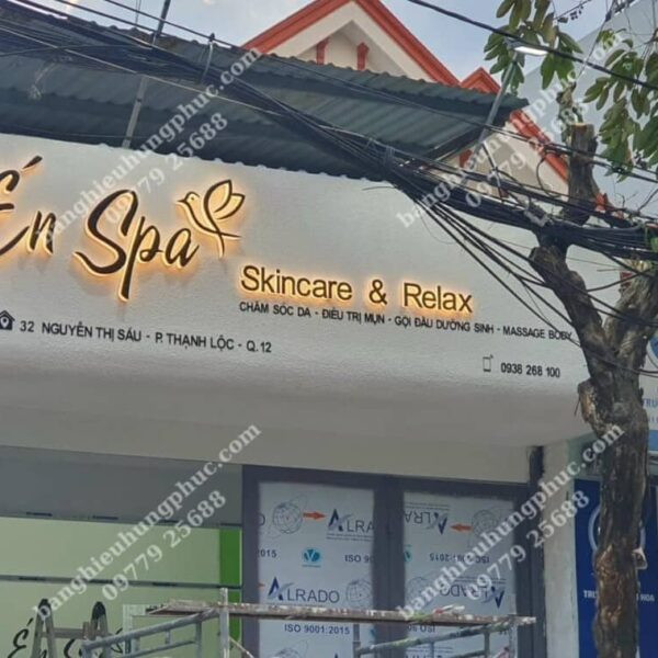 Mẫu bảng hiệu spa đẹp chữ nổi inox vàng và logo sang trọng