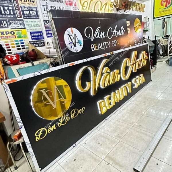 Mẫu bảng hiệu spa đẹp chữ nổi màu hồng trên nền tối