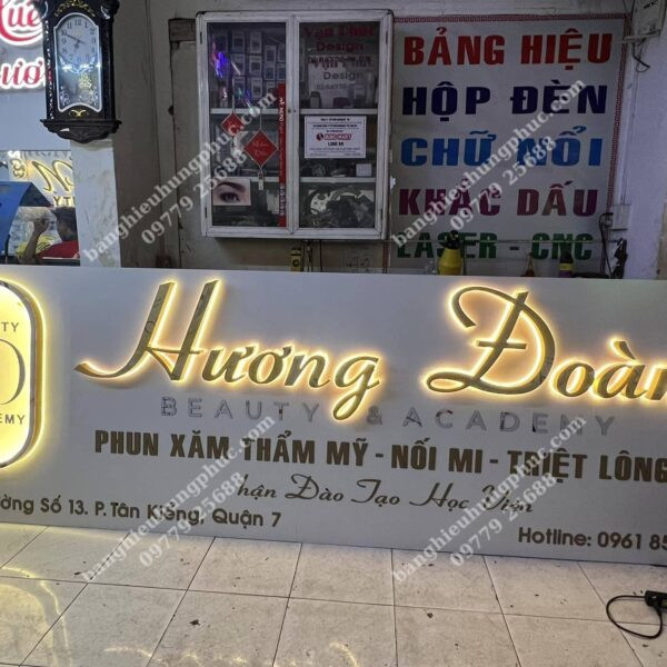 Mẫu bảng hiệu spa đẹp chữ nổi màu hồng trên nền trắng