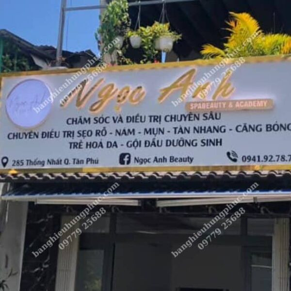 Mẫu bảng hiệu spa đẹp chữ nổi trắng trên nền tối