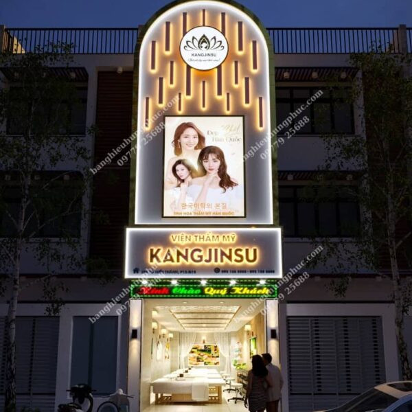 Mẫu bảng hiệu spa đẹp chữ nổi trên nền gỗ