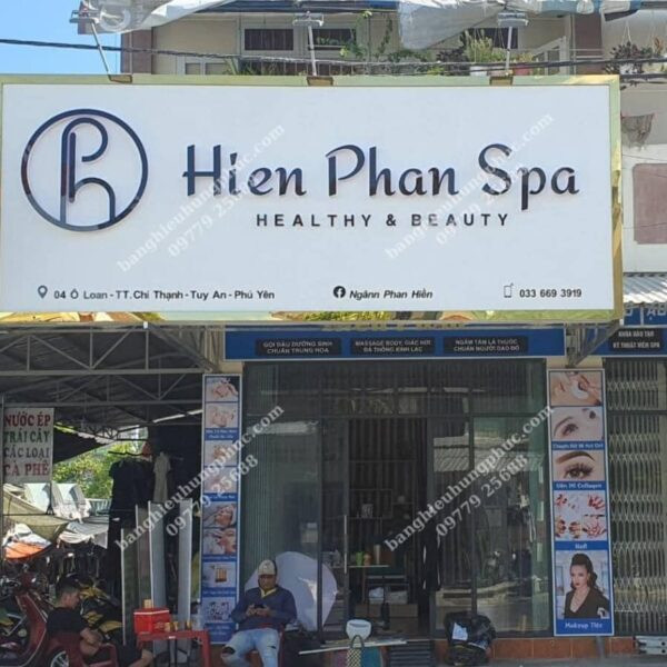 Mẫu bảng hiệu spa đẹp chữ nổi trên nền ốp gạch đá tự nhiên