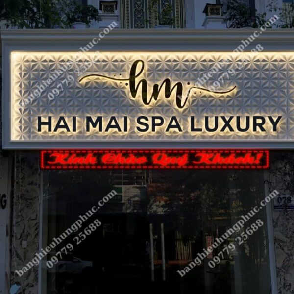 Mẫu bảng hiệu spa đẹp chữ nổi và logo ánh vàng trên nền đá cẩm thạch