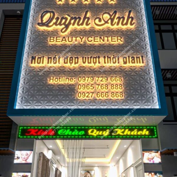 Mẫu bảng hiệu spa đẹp chữ nổi và logo vàng trên nền tối